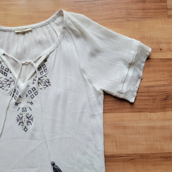Mystree-  White Emroidered Lightweight Short Sleeve Top with Collar Tie - Picture 3 of 9